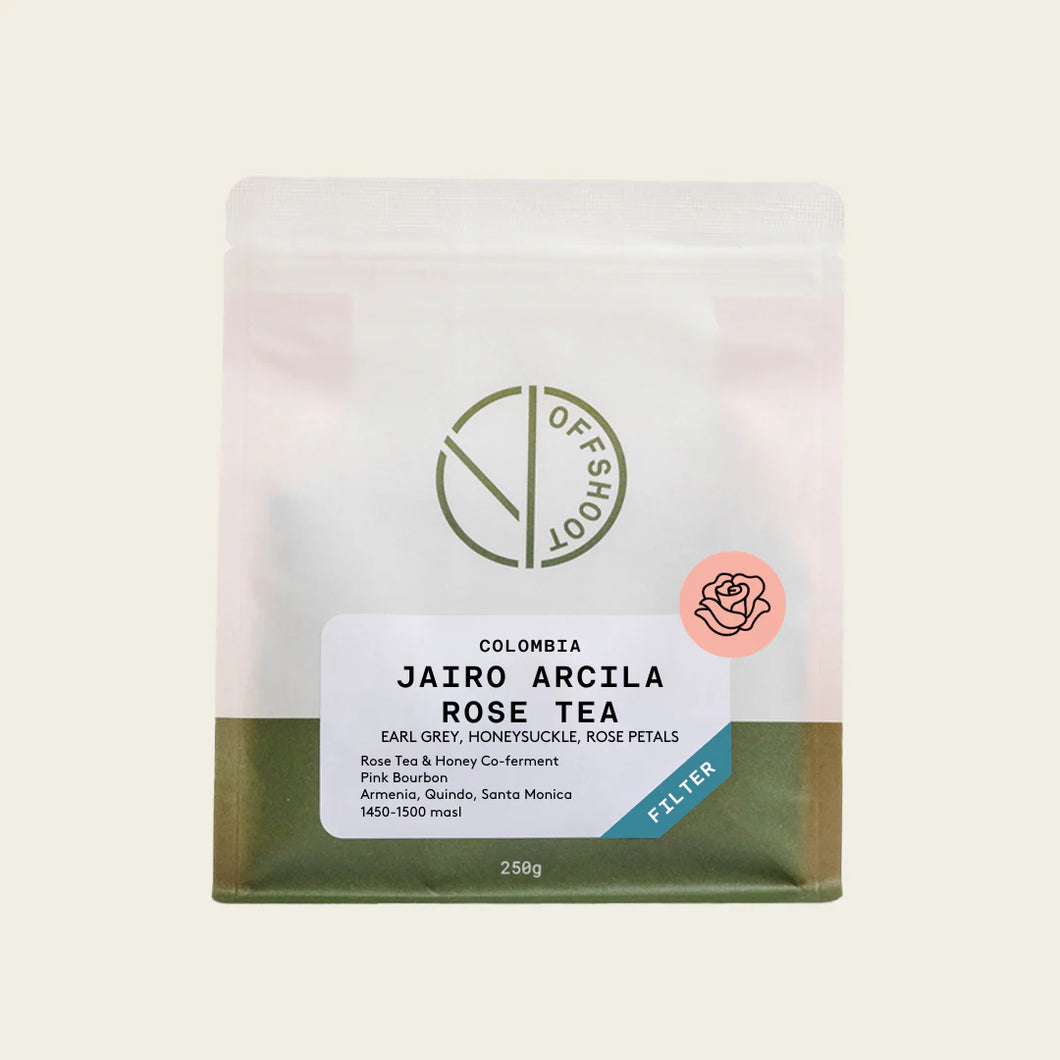 Offshoot COLOMBIA
JAIRO ARCILA
ROSE TEA
EARL GREY, HONEYSUCKLE, ROSE PETALS
Honey Process, Rose Tea Co-ferment
Pink Bourbon
Armenia, Quindo, Santa Monica 1450-1500 masi